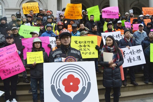 劉立強(發(fā)言者)呼吁政府了解新移民生活艱辛，別取締電單車，將其合法化。(美國《世界日報》記者/俞姝含 攝)