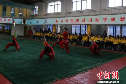 泉州南少林國際學(xué)校的學(xué)生表演武術(shù)。　李倩倩 攝