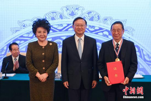 12月19日，第四屆世界華文教育大會(huì)在北京開幕，來(lái)自世界55個(gè)國(guó)家和地區(qū)的近600位華文教育界代表參會(huì)。圖為中共中央政治局委員、國(guó)務(wù)委員楊潔篪(右二)、國(guó)務(wù)院僑務(wù)辦公室主任裘援平(右三)與獲頒華文教育杰出貢獻(xiàn)獎(jiǎng)的印尼中華總商會(huì)永久名譽(yù)主席、泗水新中三語(yǔ)學(xué)校董事長(zhǎng)何文金(右一)合影。 <a target='_blank' >中新社</a>記者 崔楠 攝