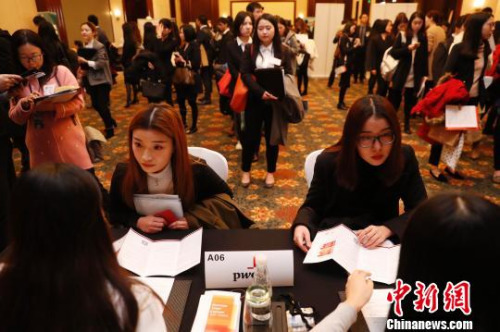本屆招聘會吸引了三十家國內(nèi)外知名企業(yè)，參會學生人數(shù)近250人?！埡鄠?攝