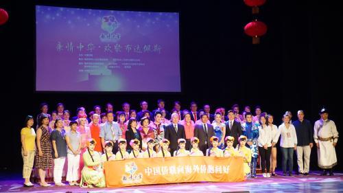 資料圖：當?shù)貢r間2017年7月18日，中國僑聯(lián)“親情中華”藝術(shù)團在匈牙利布達佩斯成功舉辦“親情中華相聚布達佩斯”文藝演出。圖為段潔龍與全體演員和承辦、協(xié)辦方代表合影。 (匈牙利《歐洲論壇》)