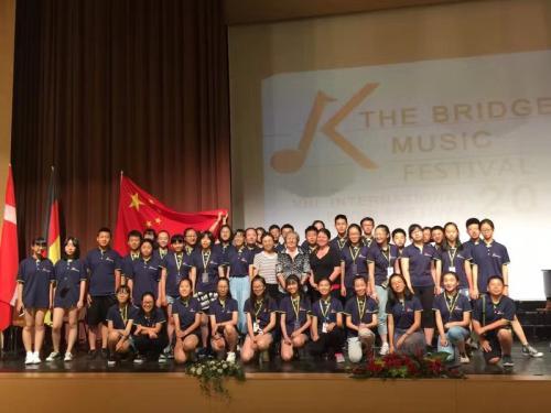 資料圖：當?shù)貢r間2017年7月22日，中國合唱團在匈牙利音樂橋國際藝術(shù)節(jié)上獲佳績。圖為獲得金獎的北京潞河中學韻之靈合唱團。(匈牙利《歐洲論壇》)