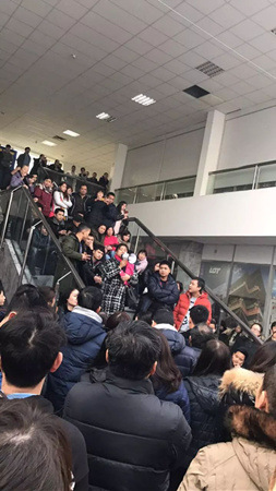 經(jīng)營戶們聚集在市場辦公室外大廳。（《歐洲時報》中東歐版微信公眾號）