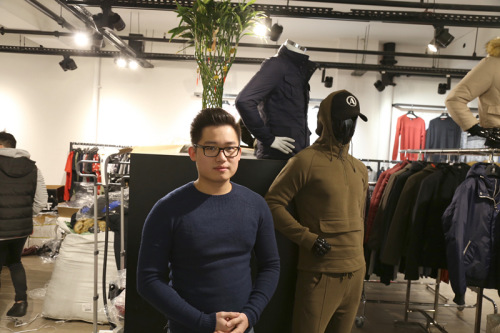 華人商圈最年輕的“華二代”創(chuàng)業(yè)者溫大維才22歲。(本文圖片均由《歐洲時報》記者孔帆 攝)