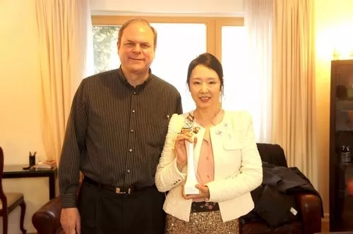 結(jié)婚多年后的嚴歌苓和丈夫勞倫斯