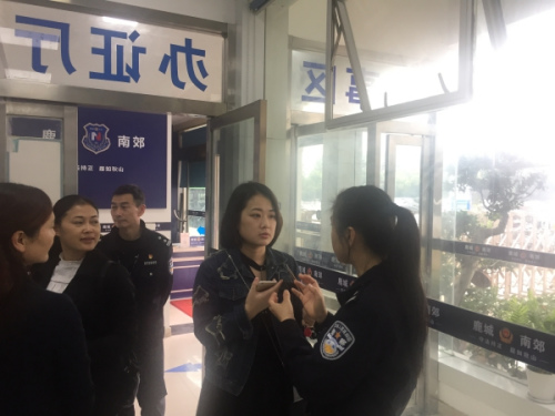 民警向來(lái)派出所辦事的群眾耐心詳解平臺(tái)辦理程序 民警向來(lái)派出所辦事的群眾耐心詳解平臺(tái)辦理程序