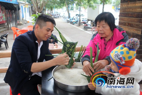 市民體驗做“落”。萬寧市供圖