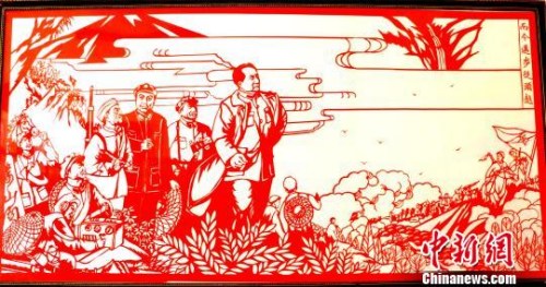 巨幅剪紙作品《而今邁步從頭越》歌頌了紅軍的頑強(qiáng)意志 宋俊初 攝 巨幅剪紙作品《而今邁步從頭越》歌頌了紅軍的頑強(qiáng)意志 宋俊初 攝