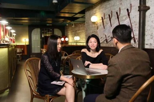 湯子慕、唐詩與創(chuàng)業(yè)小伙伴商討策劃書（《歐洲時報》英國版微信公號“英倫圈”）