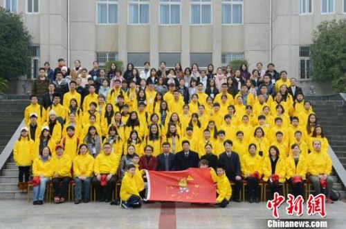 圖為2017年海外華裔青少年“中國尋根之旅”冬令營重慶營成員合影。