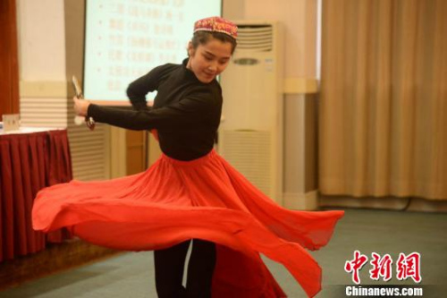 圖為中國學(xué)生帶來舞蹈表演。