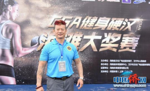 國家一級(jí)健身健美裁判員王克文表示，此次前來參賽的選手，年齡跨度從14歲至55歲。比賽分為線上比賽和線下比賽，將全民健身運(yùn)動(dòng)落地，帶動(dòng)基層群眾的參與。　云天怡 攝