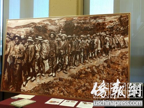 油畫(huà)《背井離鄉(xiāng)》。(美國(guó)《僑報(bào)》/張苗 攝)