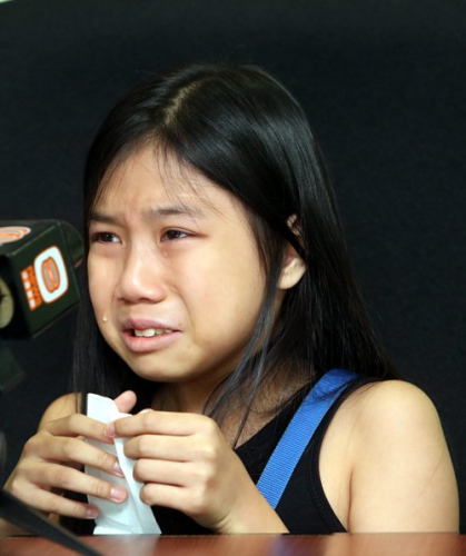 佳妤談到妹妹病情時，不禁落下眼淚。