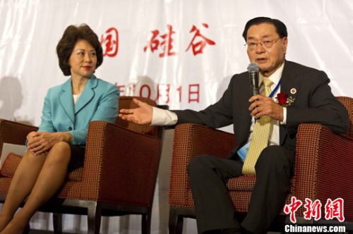 資料圖：趙小蘭和父親趙錫成。<a target='_blank' >中新社</a>發(fā) 陳鋼 攝