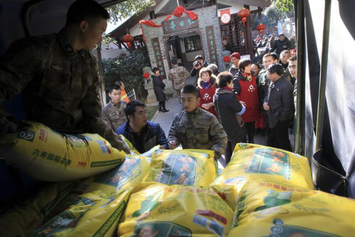 圖5：2016年1月25日，溫州軍分區(qū)向“紅日亭”捐贈(zèng)5000斤大米，溫州軍分區(qū)已連續(xù)七年向“紅日亭”捐贈(zèng)大米。