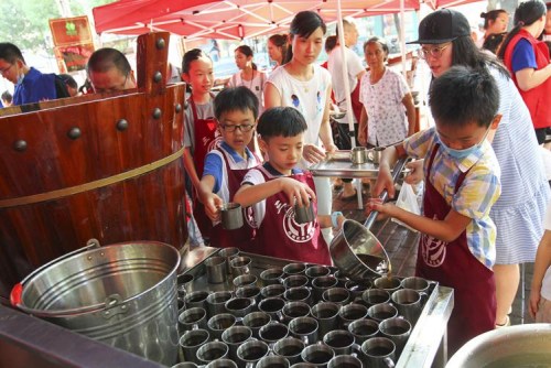 圖6：2017年暑期，散布在鹿城區(qū)大街小巷的86個(gè)的伏茶點(diǎn)上，每天有上千名學(xué)生來(lái)幫忙端茶送水，為高溫下的市民奉獻(xiàn)愛(ài)心。