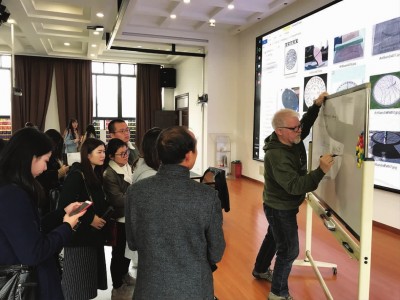 講座結(jié)束后，還有不少學(xué)生圍著理查德探討漢字問(wèn)題。本報(bào)記者王星攝