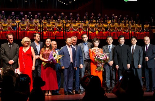 楊明先生(左六)出席中德45周年慶典活動后與當?shù)卣賳T及演員代表合影。中國駐法蘭克?？傤I事王順卿(右四)