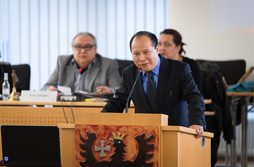 　楊明先生在德國黑森州議會發(fā)言。