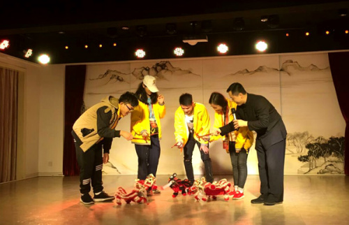 營員表演提線木偶。
