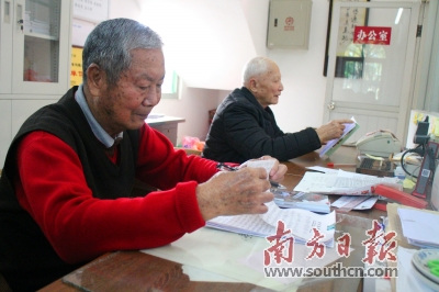 采編隊(duì)伍的不穩(wěn)定性和老年化已引起僑刊鄉(xiāng)訊工作者的擔(dān)憂。圖為《梅閣僑刊》采編人員在進(jìn)行稿件校對。 戴惠甜 攝