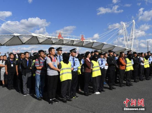 資料圖：警方押解電信詐騙犯罪嫌疑人。張瑤 攝