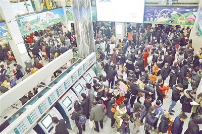溫州醫(yī)科大學附屬育英兒童醫(yī)院門診大廳里人山人海，堪比春運。照片由醫(yī)院提供