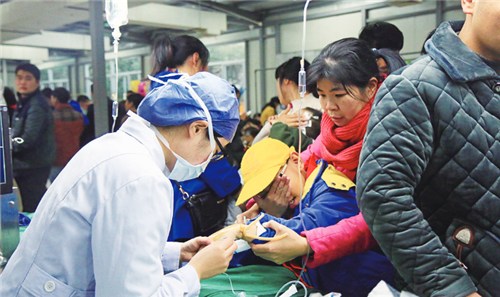一名護士給孩子輸液時，家長捂住了孩子的眼睛。