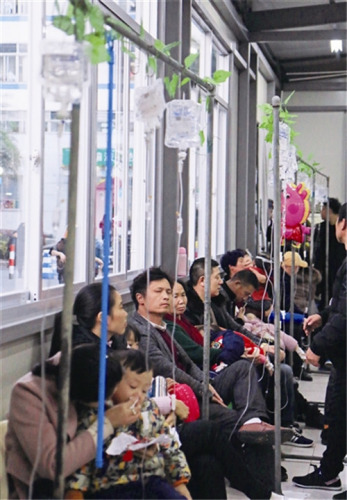 溫醫(yī)大二院兒童輸液室座無虛席。