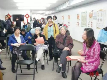 陳張栩醫(yī)生于2012年為華裔耆老們舉辦心理健康講座。(陳張栩提供)