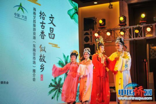 圖為現(xiàn)場瓊劇演出?！↑S良策 攝