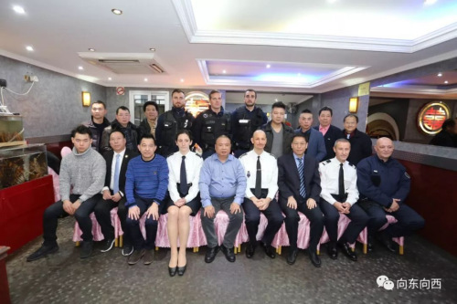 巴黎第二警區(qū)負(fù)責(zé)人在美麗城新蓬萊酒家與巴黎美麗城聯(lián)合商會(huì)成員及部分僑社代表召開座談會(huì)。（《歐洲時(shí)報(bào)》/黃冠杰 攝）