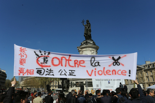 旅法僑學(xué)界在巴黎共和國(guó)廣場(chǎng)集會(huì)，悼念3月26日晚在家中被巴黎警察射殺的同胞劉少堯。人們打出要真相、正義的口號(hào)。（《歐洲時(shí)報(bào)》）