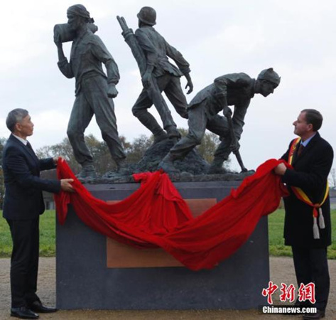 當(dāng)?shù)貢r(shí)間11月15日，一戰(zhàn)華工青銅紀(jì)念雕像在比利時(shí)西部與法國(guó)接壤的波普林格市正式落成。1916年至1918年，約14萬(wàn)中國(guó)勞工來到波普林格市等一戰(zhàn)主戰(zhàn)場(chǎng)，在英法等協(xié)約國(guó)軍隊(duì)從事挖戰(zhàn)壕、修工事、救傷員、埋尸體等最艱苦繁重的戰(zhàn)地后勤工作，為協(xié)約國(guó)贏得一戰(zhàn)勝利作出巨大貢獻(xiàn)。<a target='_blank' >中新社</a>記者 德永健 攝