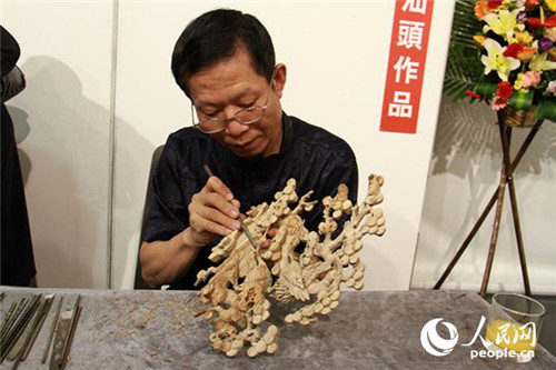 潮州木雕傳承人何漢林正在雕刻花紋。(攝影：吳玉潔)