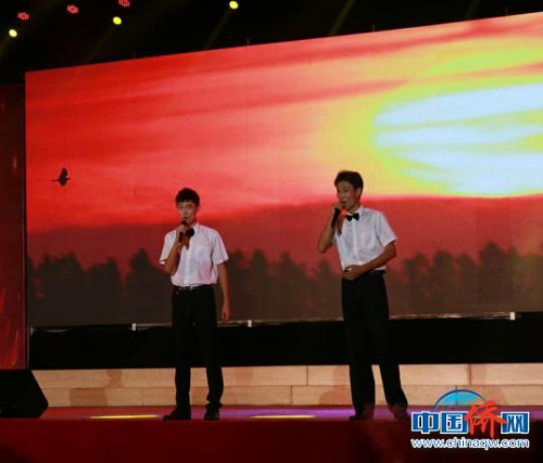 海南華僑中學(xué)“2018年元旦師生同臺(tái)文藝匯演”形式多樣?！堒缫?攝