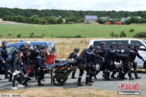 當(dāng)?shù)貢r間2017年6月28日，法國Auvers-le-Hamon，法國憲兵和警察參加一輛巴黎-里昂高速列車的反恐演習(xí)，測試救援人員的快速反應(yīng)能力。