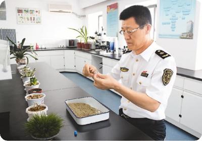 江蘇檢驗(yàn)檢疫局工作人員正在查驗(yàn)進(jìn)境物品 江蘇檢驗(yàn)檢疫局工作人員正在查驗(yàn)進(jìn)境物品