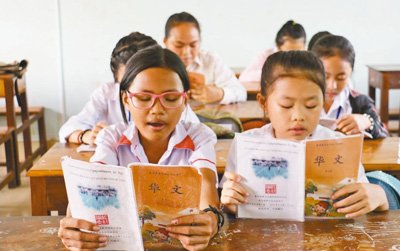 隨著“一帶一路”建設(shè)的推進(jìn)，柬埔寨涌動(dòng)“漢語(yǔ)熱”。圖為暹粒華文學(xué)校中山學(xué)校的柬埔寨學(xué)生正在朗讀中文。(人民日?qǐng)?bào)記者于景浩 攝)