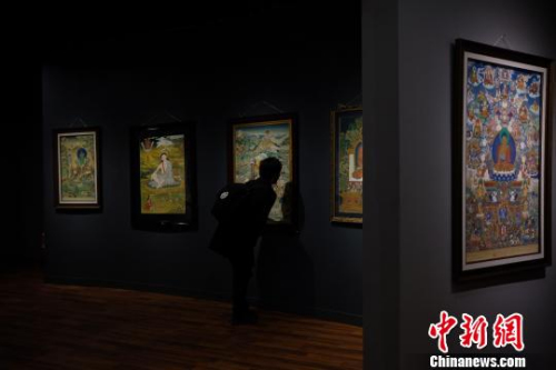 第七屆西藏唐卡藝術(shù)博覽會(huì)吸引民眾前來(lái)參觀。何蓬磊 攝
