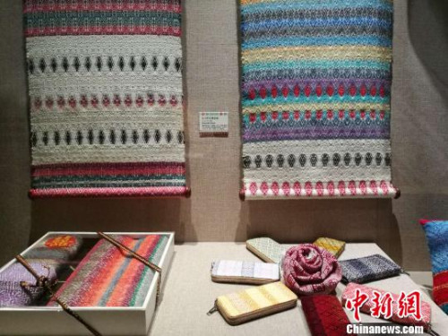 圖為精美的“壯太同紋錦”制品?！『h航 攝