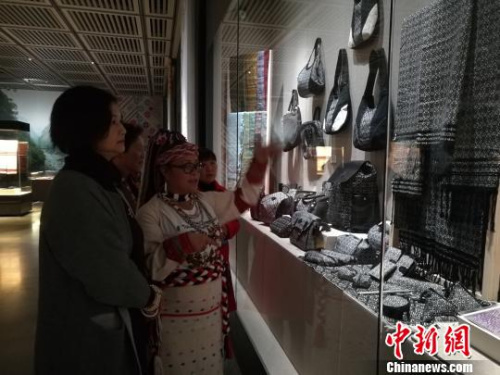 圖為連美惠向昆明市民介紹“壯太同紋錦”?！『h航 攝