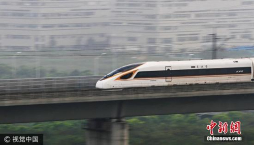 資料圖：“復(fù)興號”動車組列車經(jīng)過江蘇省常州市。 圖片來源：視覺中國 