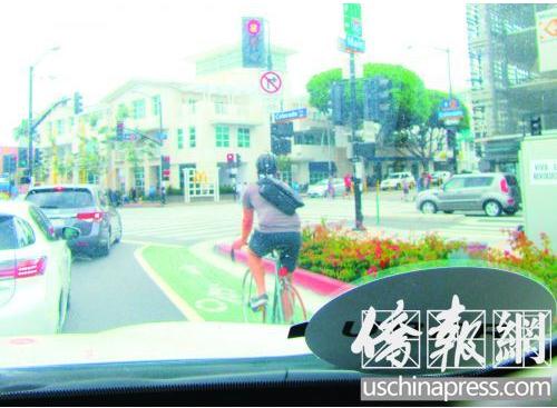 新經(jīng)濟(jì)下，華人網(wǎng)約車司機在洛杉磯街頭尋找客源。(美國《僑報》/翁羽 攝)
