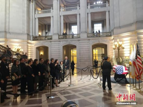 當(dāng)?shù)貢r(shí)間12月15日，美國(guó)舊金山舉行李孟賢市長(zhǎng)遺體告別儀式，紀(jì)念12日凌晨因心臟病去世的李孟賢。他是舊金山歷史上首位華裔、亞裔市長(zhǎng)，享年65歲。<a target='_blank' >中新社</a>記者 劉丹 攝