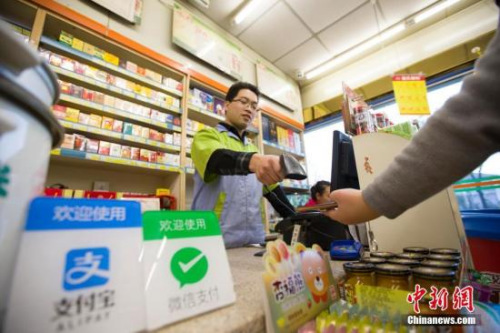 2016年12月1日，山西太原，民眾正在使用手機(jī)支付。 <a target='_blank' >中新社</a>記者 張?jiān)?攝