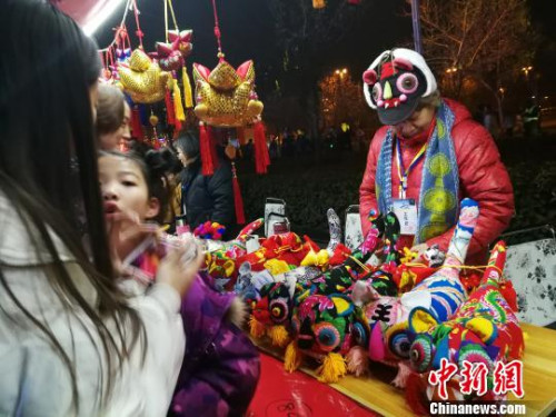 圖為民間工藝品布老虎展示?！《w 攝