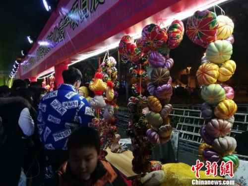 圖為民間工藝品展示吸引市民圍觀?！《w 攝