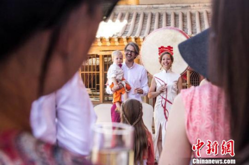 資料圖:德國(guó)夫妻 (中國(guó)新聞網(wǎng) 王斌銀攝) 資料圖:德國(guó)夫妻 (中國(guó)新聞網(wǎng) 王斌銀攝)